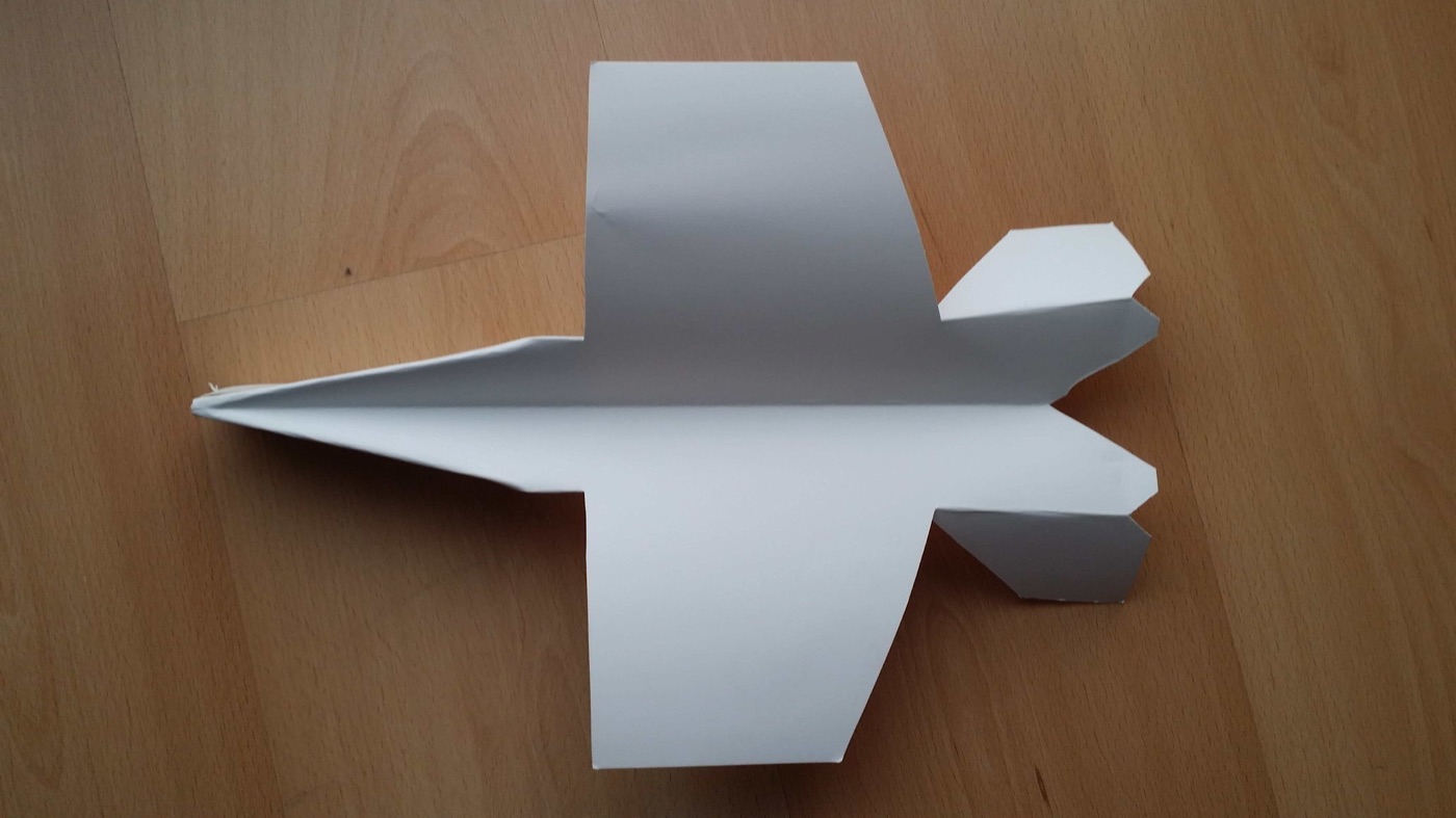 Avión de cartón terminado