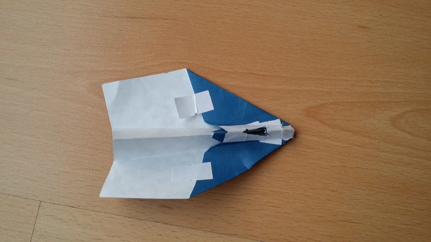 Avión con pegatinas de contrapeso
