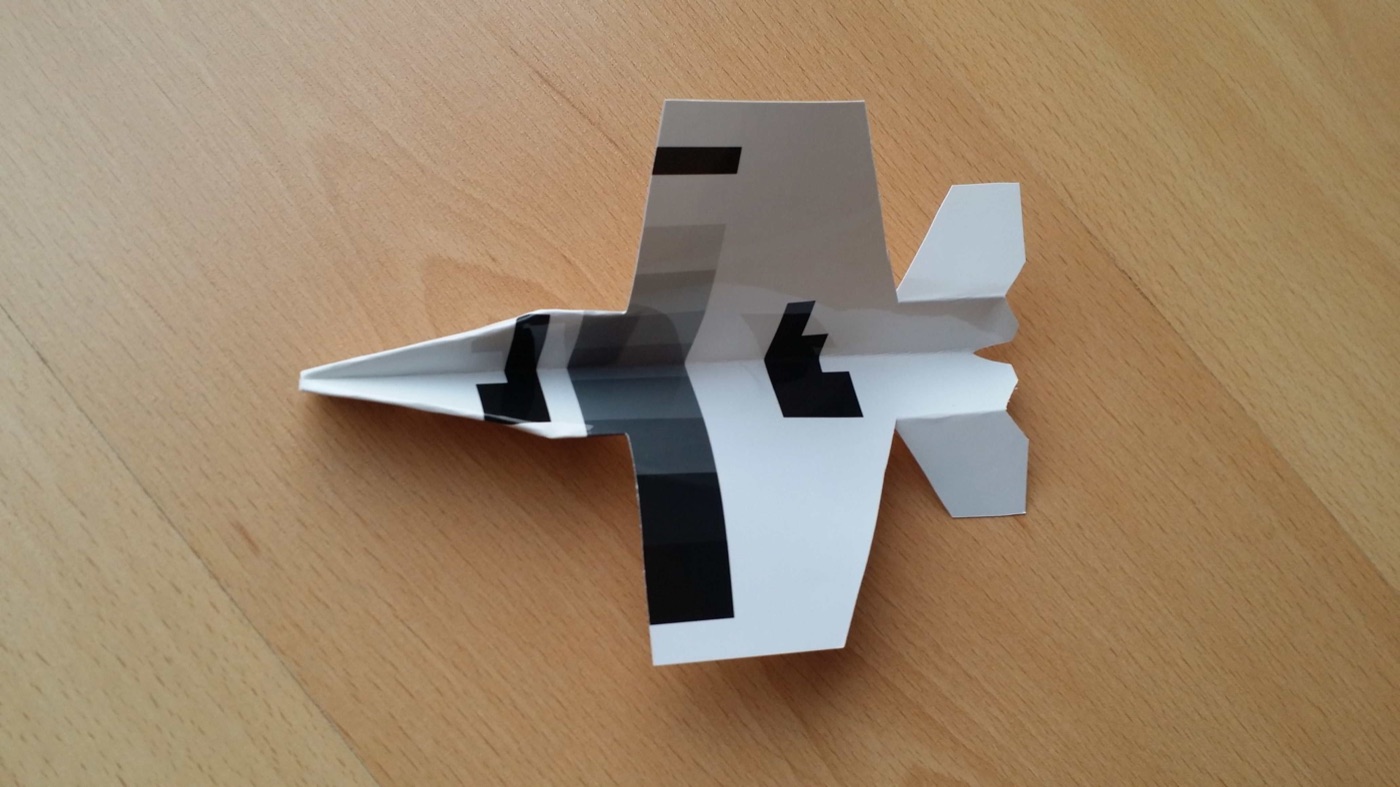 Aviones de papel hechos con papel fotográfico